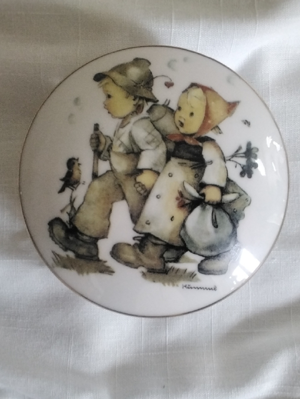 Hummel Hansel & Gretel covered dish